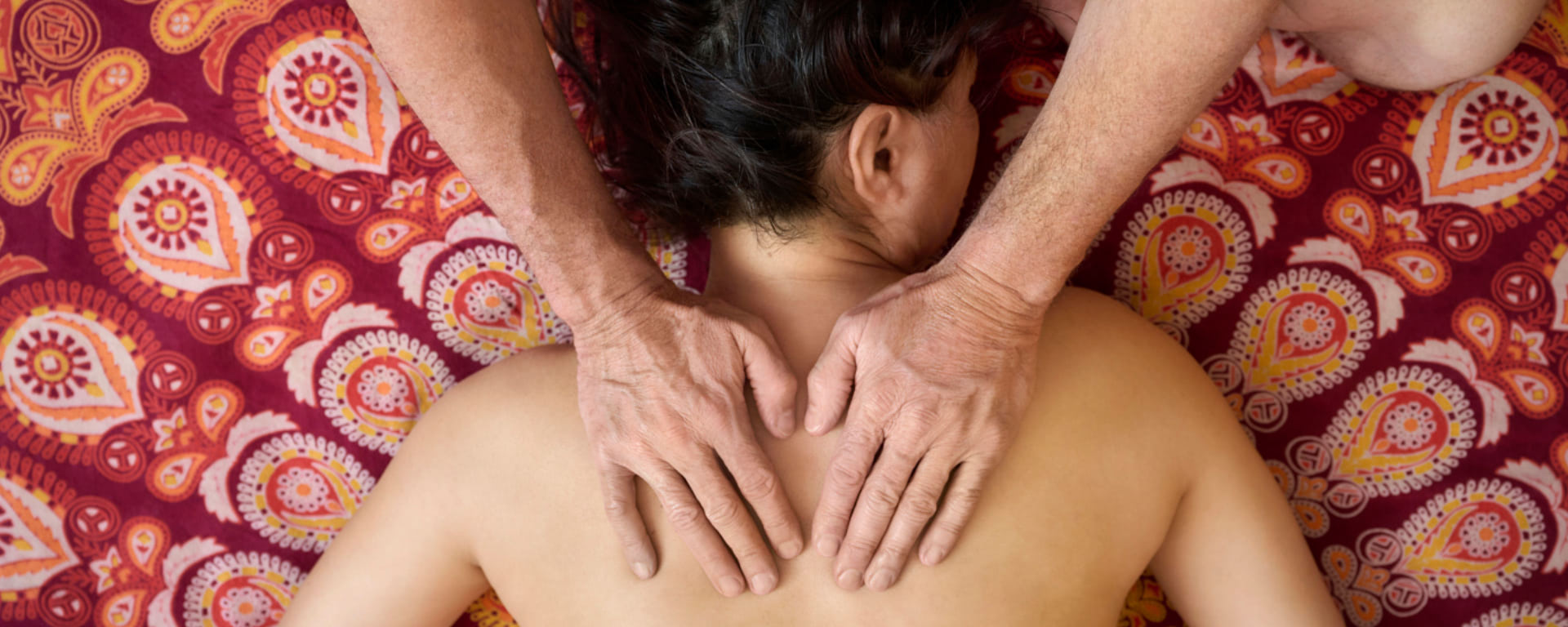 Tantra-Massage - Hände auf Rücken