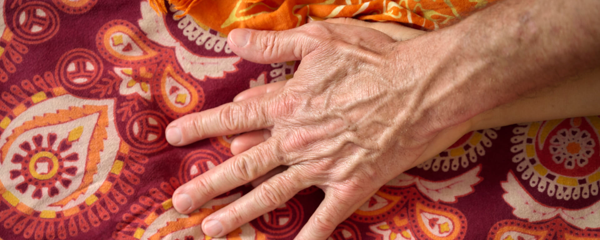 Zwei Hände übereinander